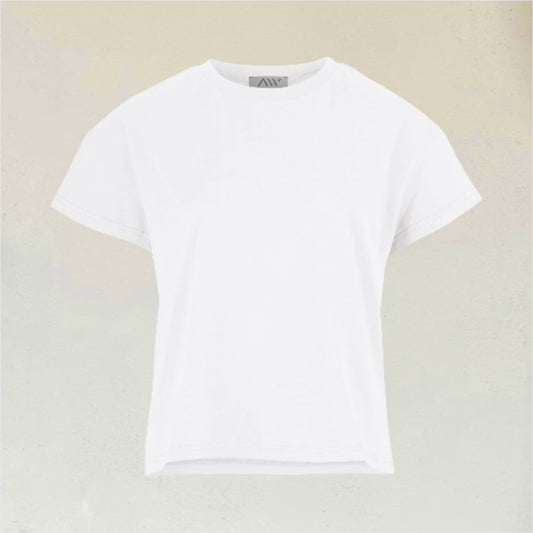 Weißes kurz geschnittenes T-Shirt vor beigem Hintergrund