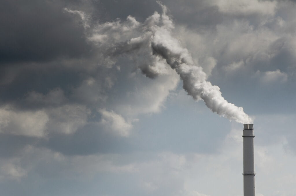 CO2. Rauch kommt aus Industrieschornstein