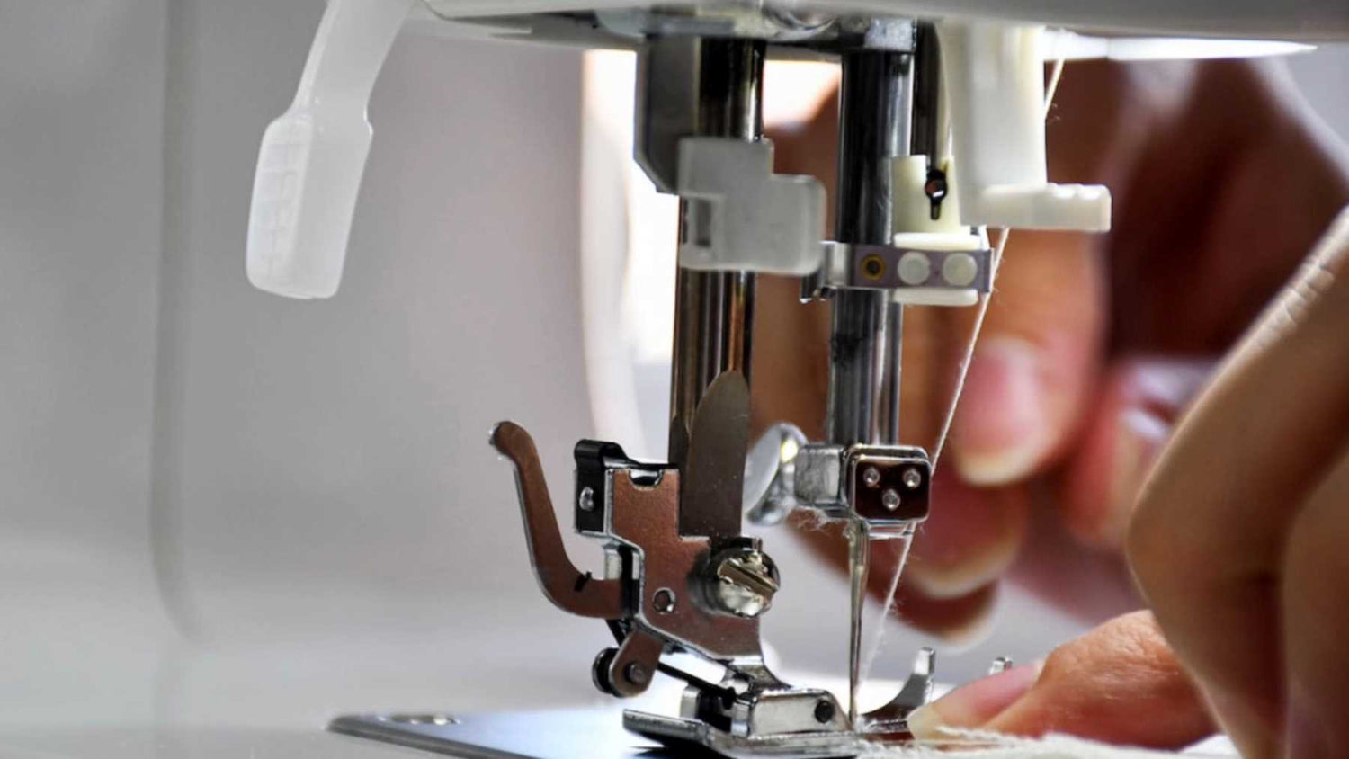 Frauenhände an Nähmaschiene