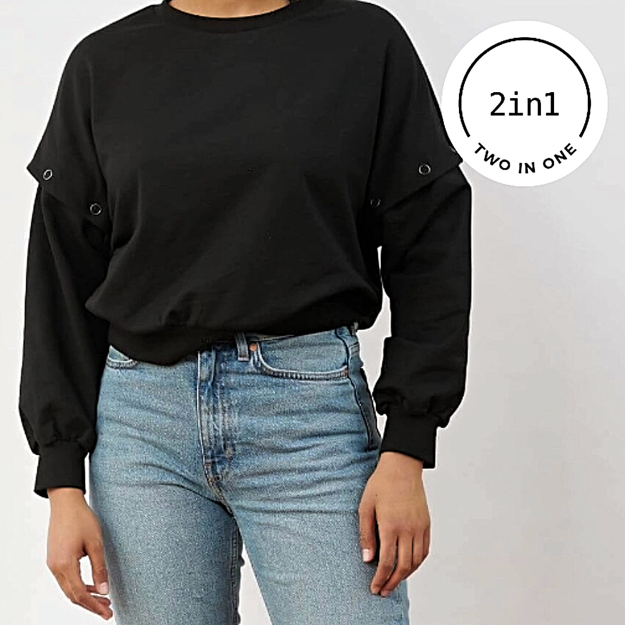 Cropped Sweater in schwarz am Körper einer Frau mit weißem, rundem 2IN1 Icon