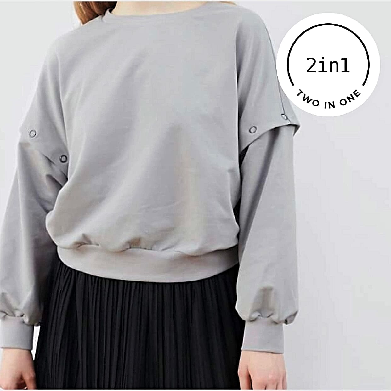 Cropped Sweater in grau am Körper einer Frau mit weißem, rundem 2IN1 Icon