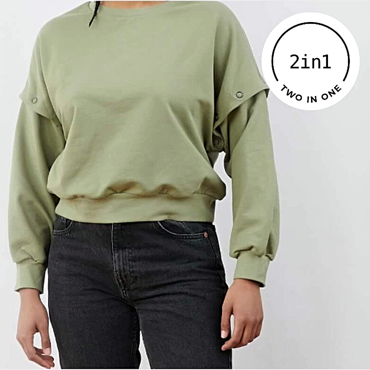 Cropped Sweater in sage am Körper einer Frau mit weißem, rundem 2IN1 Icon