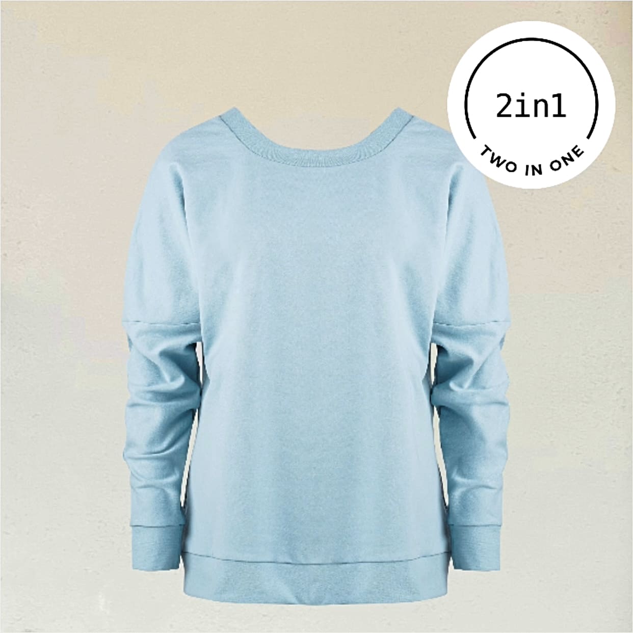 Hellblaues Sweatshirt mit Rundhals-Ausschnitt vor beigem Hintergrund mit weißem, rundem 2IN1-Icon