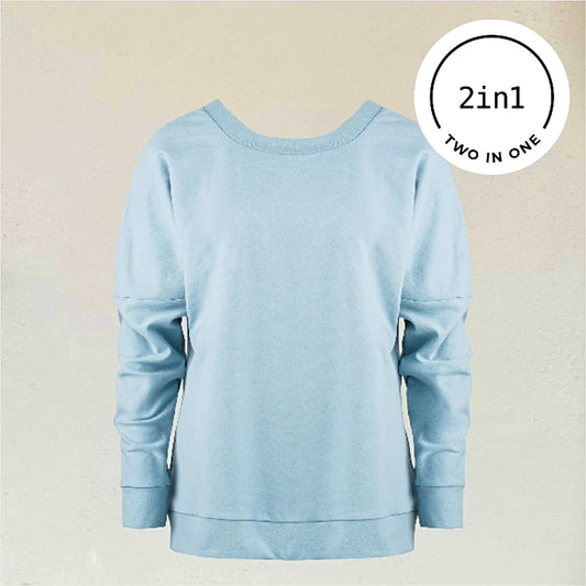 Hellblaues Sweatshirt mit Rundhals-Ausschnitt vor beigem Hintergrund mit weißem, rundem 2IN1-Icon