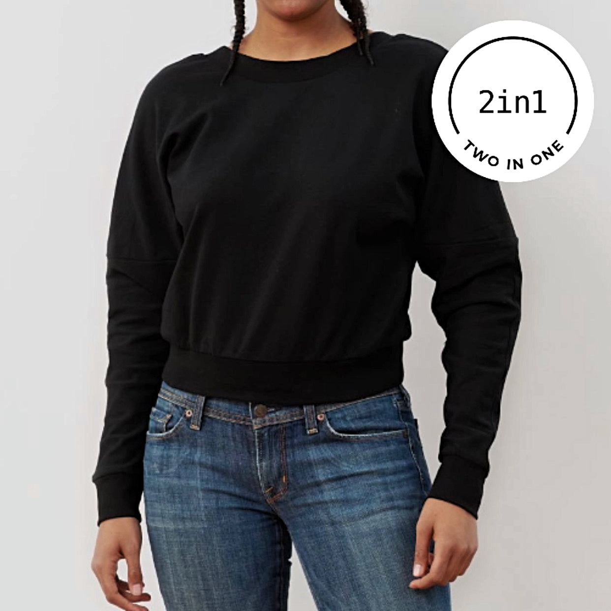 Ausschnittt von Frau mit schwarzem Sweatshirt und Rundhalsausschnitt und weißem rundem 2IN1-Icon