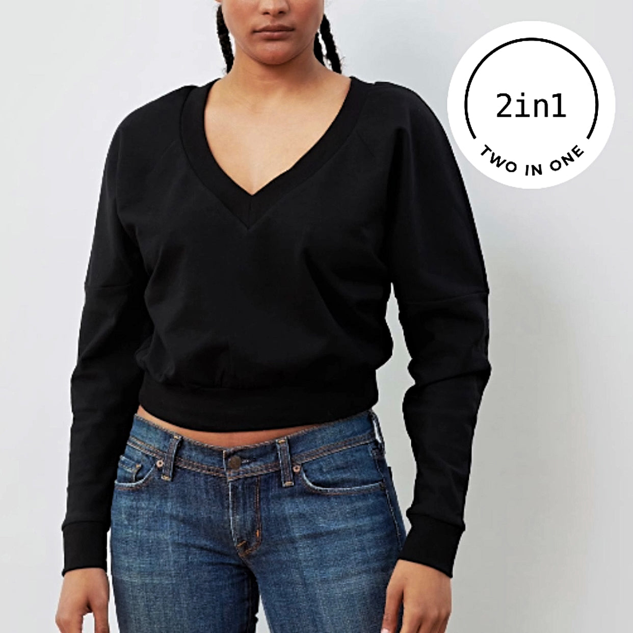 Ausschnittt von Frau mit schwarzem Sweatshirt mit V-ausschnitt und weißem rundem 2IN1-Icon
