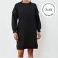 Schwarzes 2IN1-Sweat-Dress an Frauenkörper mit weißem, rundem 2IN1-Icon