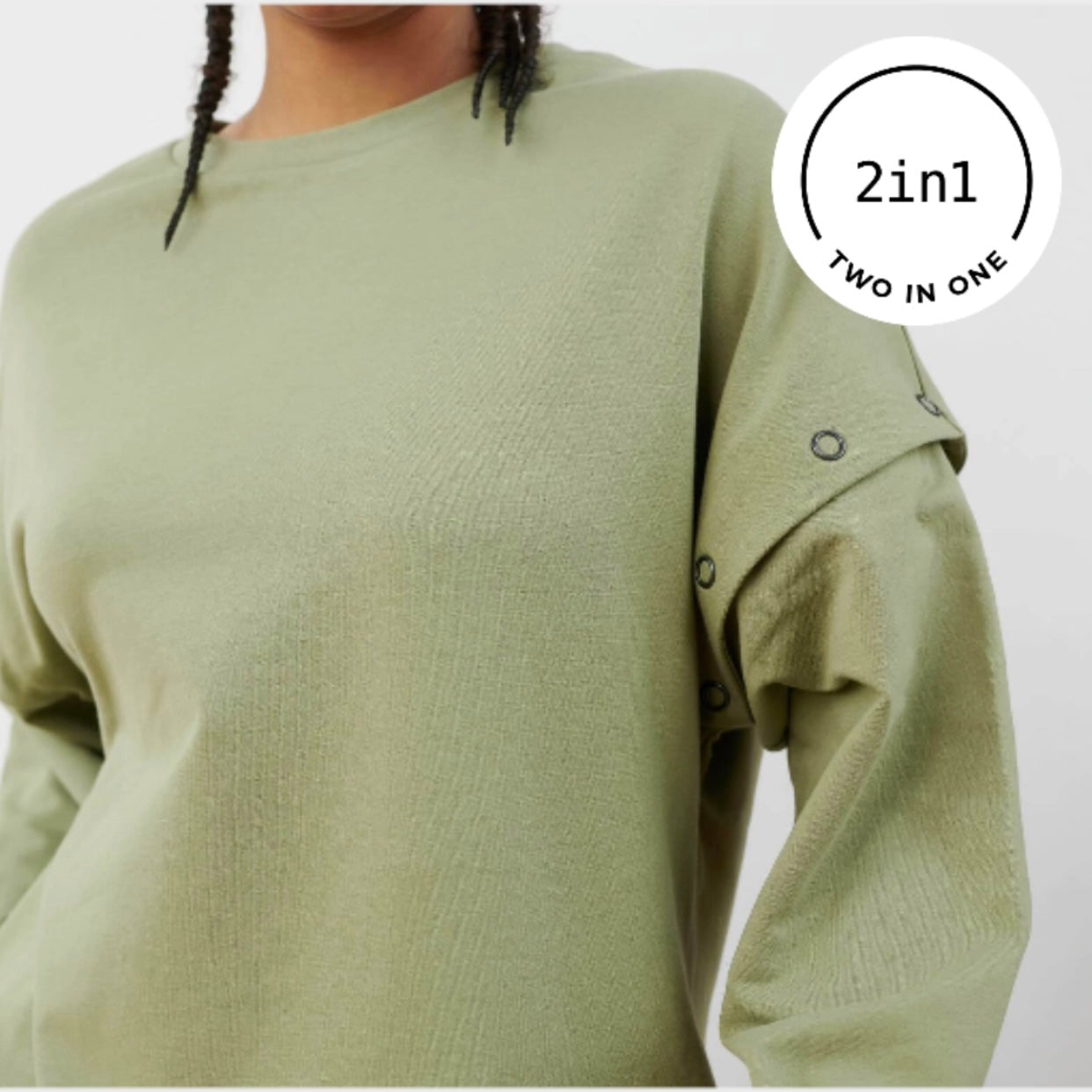 Ausschnitt zeigt abhembaren Ärmel von sagefarbenem 2IN1-Sweatshirt am Körper einer Frau mit weißem, rundem 2IN1-Icon