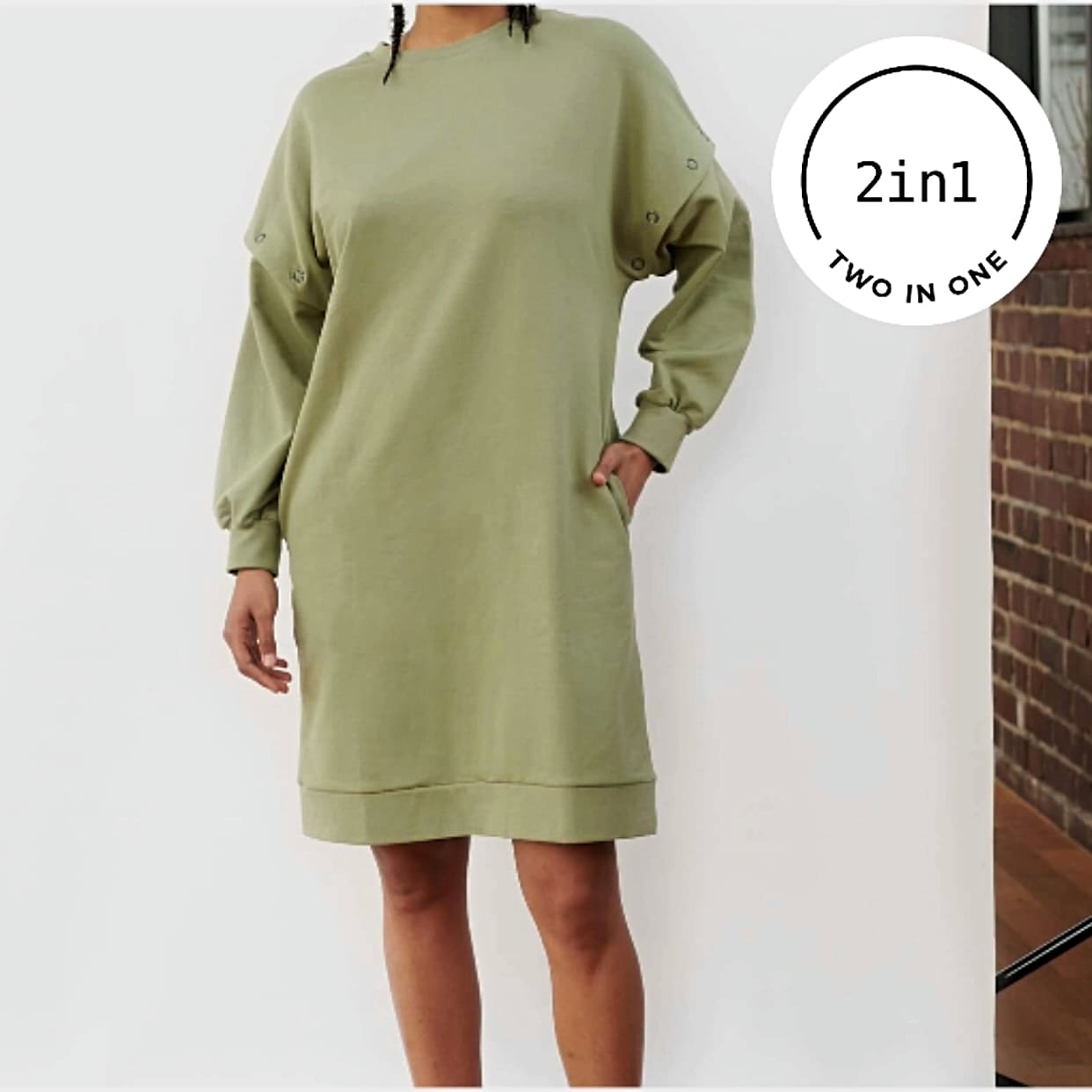 Sagefarbenes 2IN1-Sweat-Dress an Frauenkörper mit weißem, rundem 2IN1-Icon