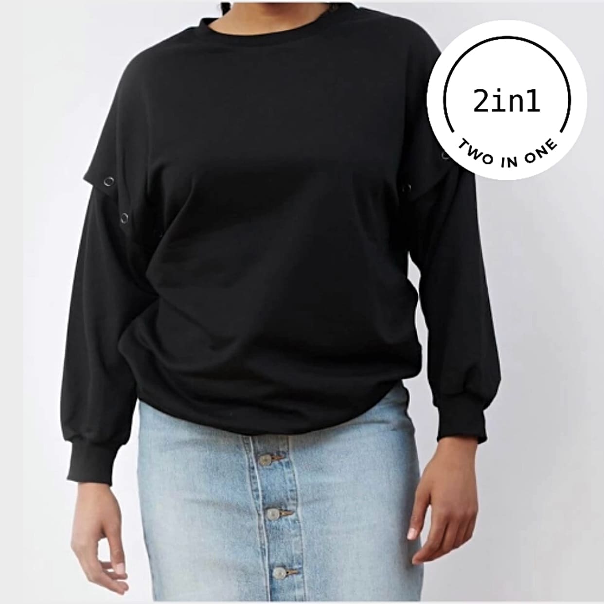 Schwarzes Sweatshirt mit abnehmbaren Ärmeln an Frauenkörper mit weißem, rundem 2IN1-Icon