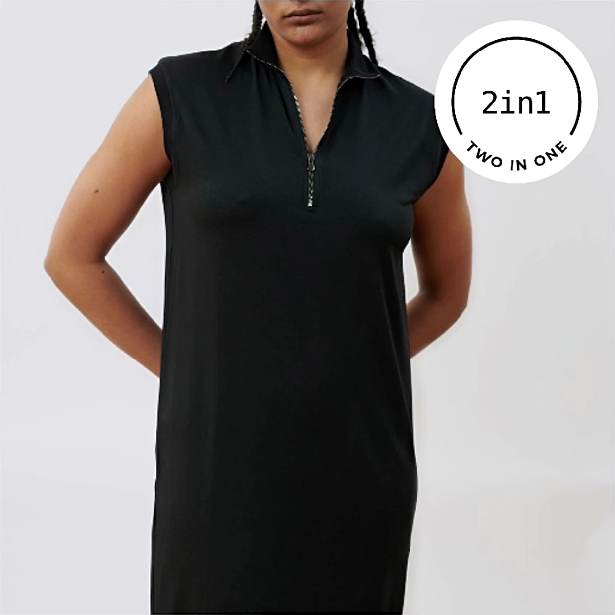 Ausschnitt zeigt Frau mit schwarzem Kleid mit Reißverschluss vor hellem Hintergrund und mit weißem rundem 2IN1-Icon