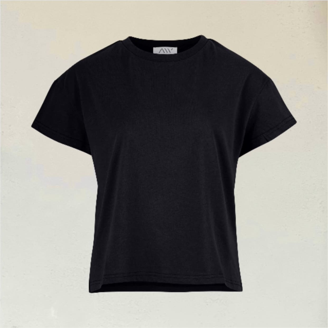 Schwarzes kurz geschnittenes T-Shirt vor beigem Hintergrund