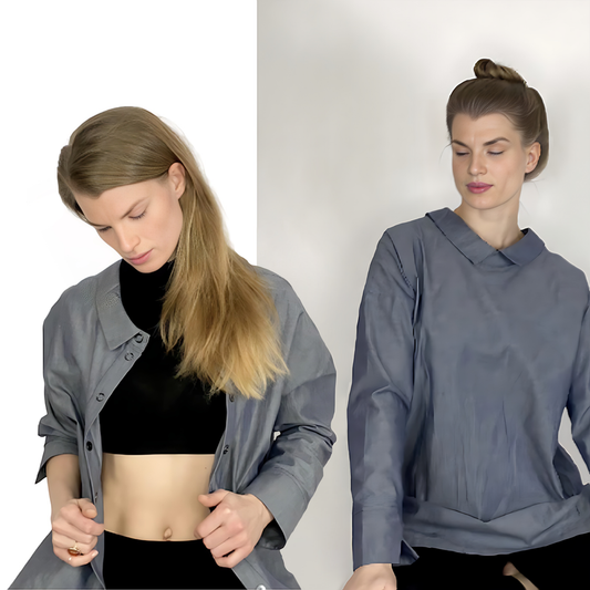 Frau mit langen Haaren trägt blaues Shirt mit schwarzem Top vor weißem Hintergrund und Frau trägt die selbe blaue Bluse vor beigem Hintergrund