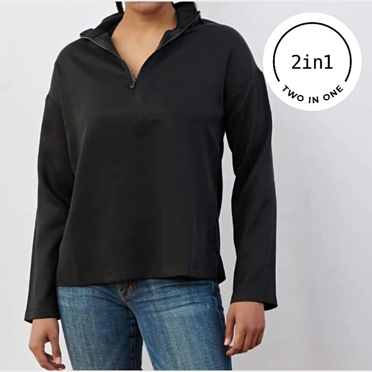 Schwarze 2IN1-Bluse mit geöffnetem Reißverschluss an Frauenkörper mit weißem rundem 2IN1-Icon