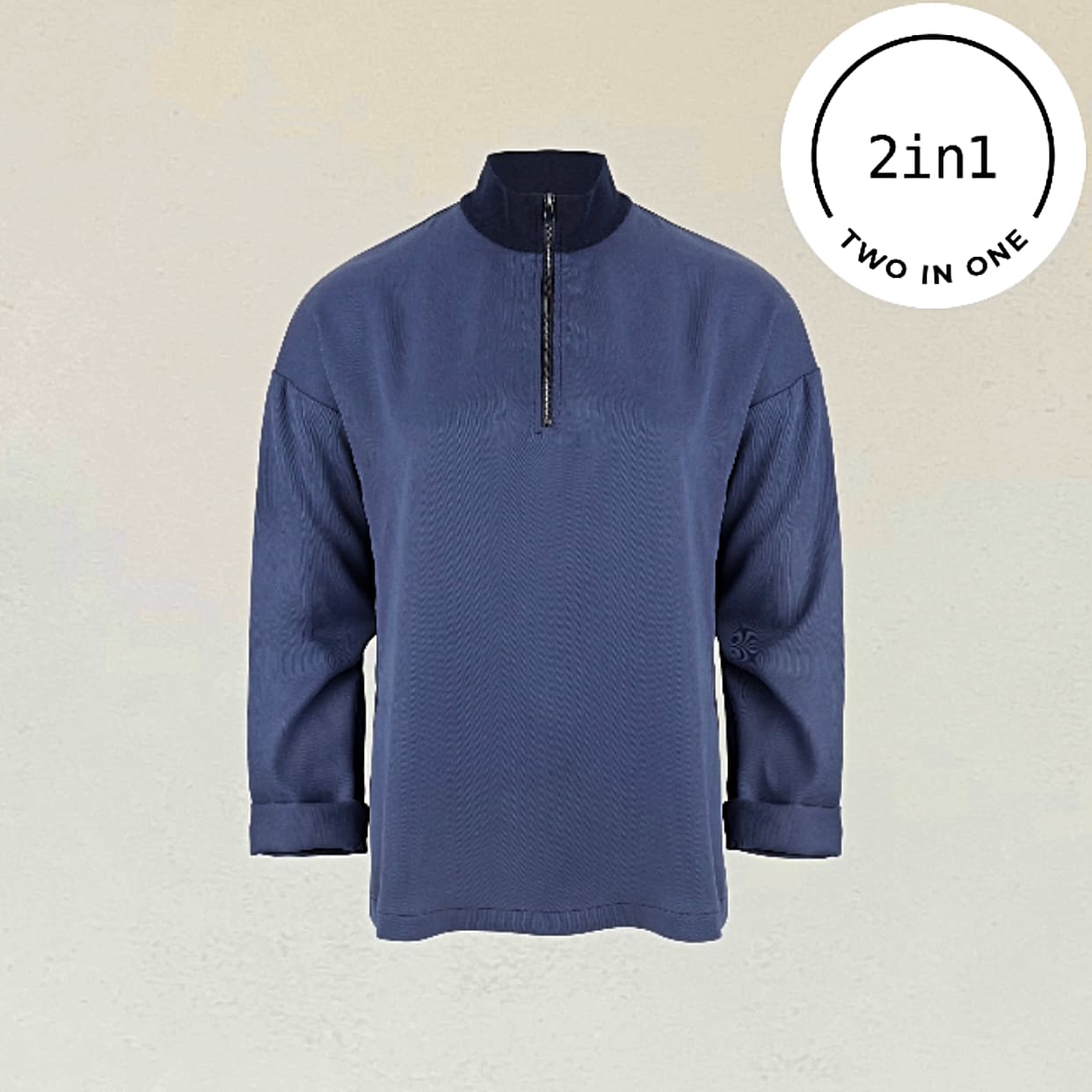 Indigofarbenes 2IN1-Shirt mit Reißverschluss vor beigem Hintergrund mit weißem, rundem 2IN1-Icon