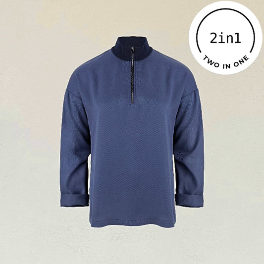 Indigofarbenes 2IN1-Shirt mit Reißverschluss vor beigem Hintergrund mit weißem, rundem 2IN1-Icon