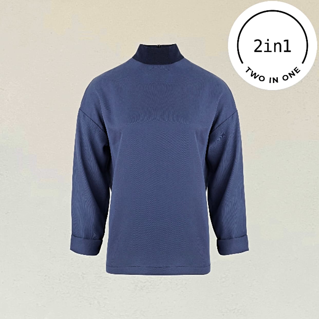 Indigofarbenes 2IN1-Shirt mit Stehkragen vor beigem Hintergrund mit weißem, rundem 2IN1-Icon