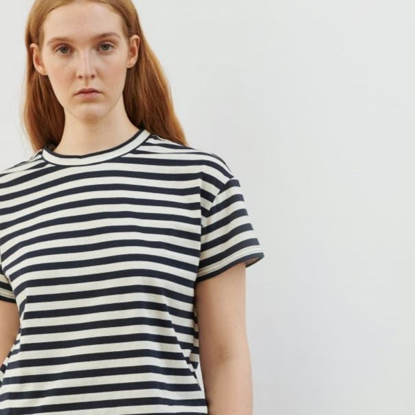 T-Shirt mit Streifen in Navy und Ecru aus zertifizierter Bio-Baumwolle von Awearable, einer Slow Fashion-Marke für Frauen