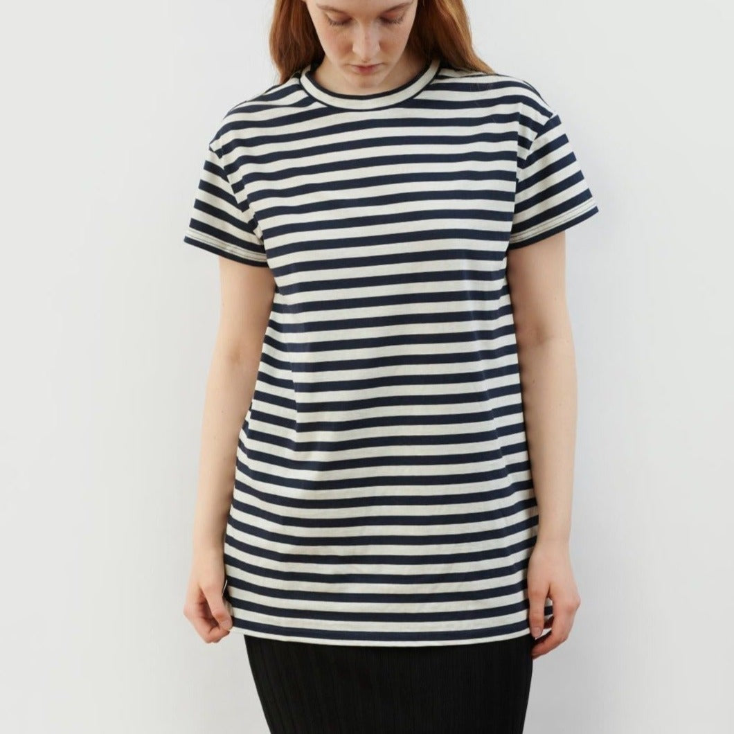 T-Shirt mit Streifen in Navy und Ecru aus zertifizierter Bio-Baumwolle von Awearable, einer Slow Fashion-Marke für Frauen