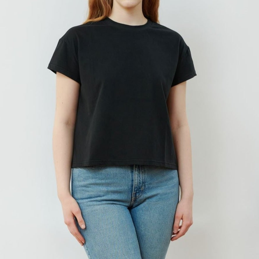 Cropped T-Shirt aus zertifizierter Bio-Baumwolle in schwarz von Awearable, einer Slow Fashion-Marke für Frauen