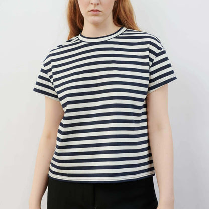 Cropped T-Shirt mit Streifen in Navy und Ecru aus zertifizierter Bio-Baumwolle von Awearable, einer Fair Fashion-Marke für Frauen