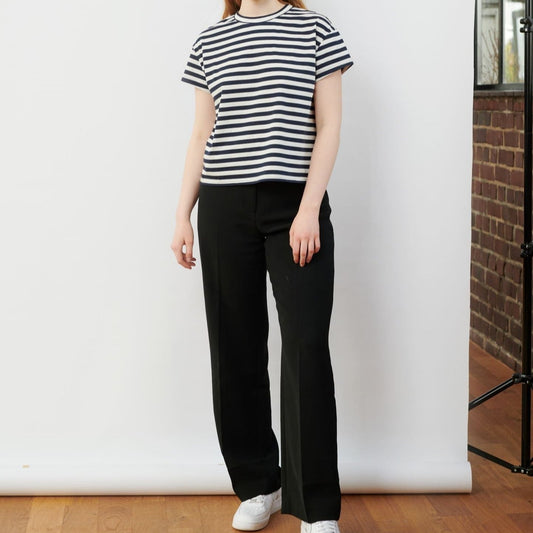 Cropped T-Shirt mit Streifen in Navy und Ecru aus zertifizierter Bio-Baumwolle von Awearable, einer Slow Fashion-Marke für Frauen